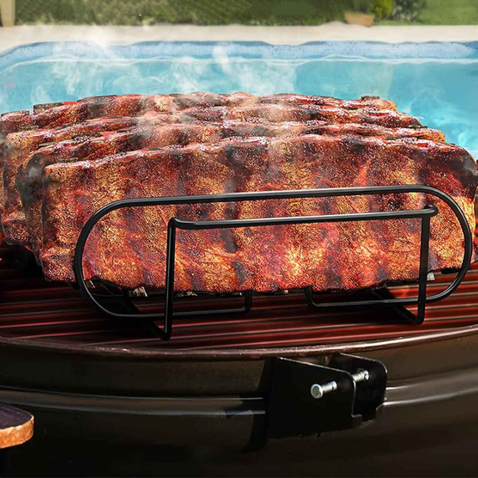 Geräucherte Rippchen auf einem Grill mit Pool im Hintergrund. Die Rippchen sind in einem schwarzen Gestell.