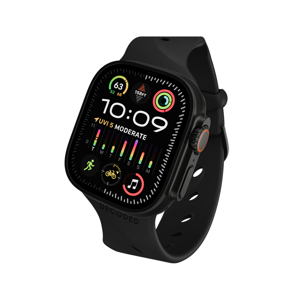 Un Apple Watch nero mostra dati sanitari, tra cui tempo, frequenza cardiaca e livelli di attività. L'orologio ha un cinturino nero e un'interfaccia digitale.