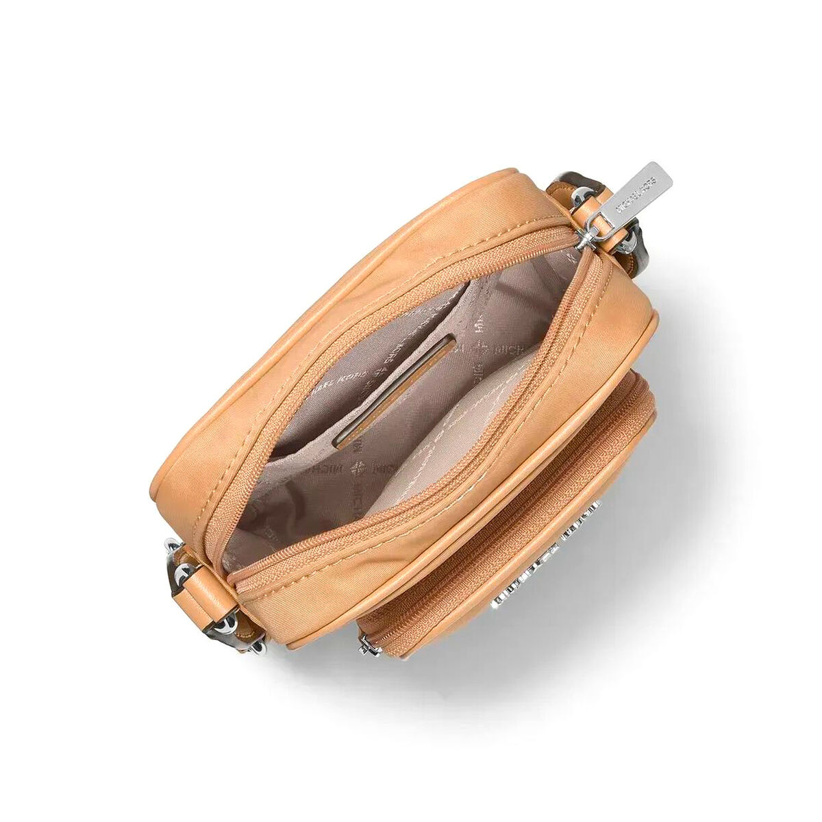Eine hellbraune Michael Kors Umhängetasche ist geöffnet und gibt den Innenraum frei. Die Tasche liegt auf einer weißen Oberfläche.
