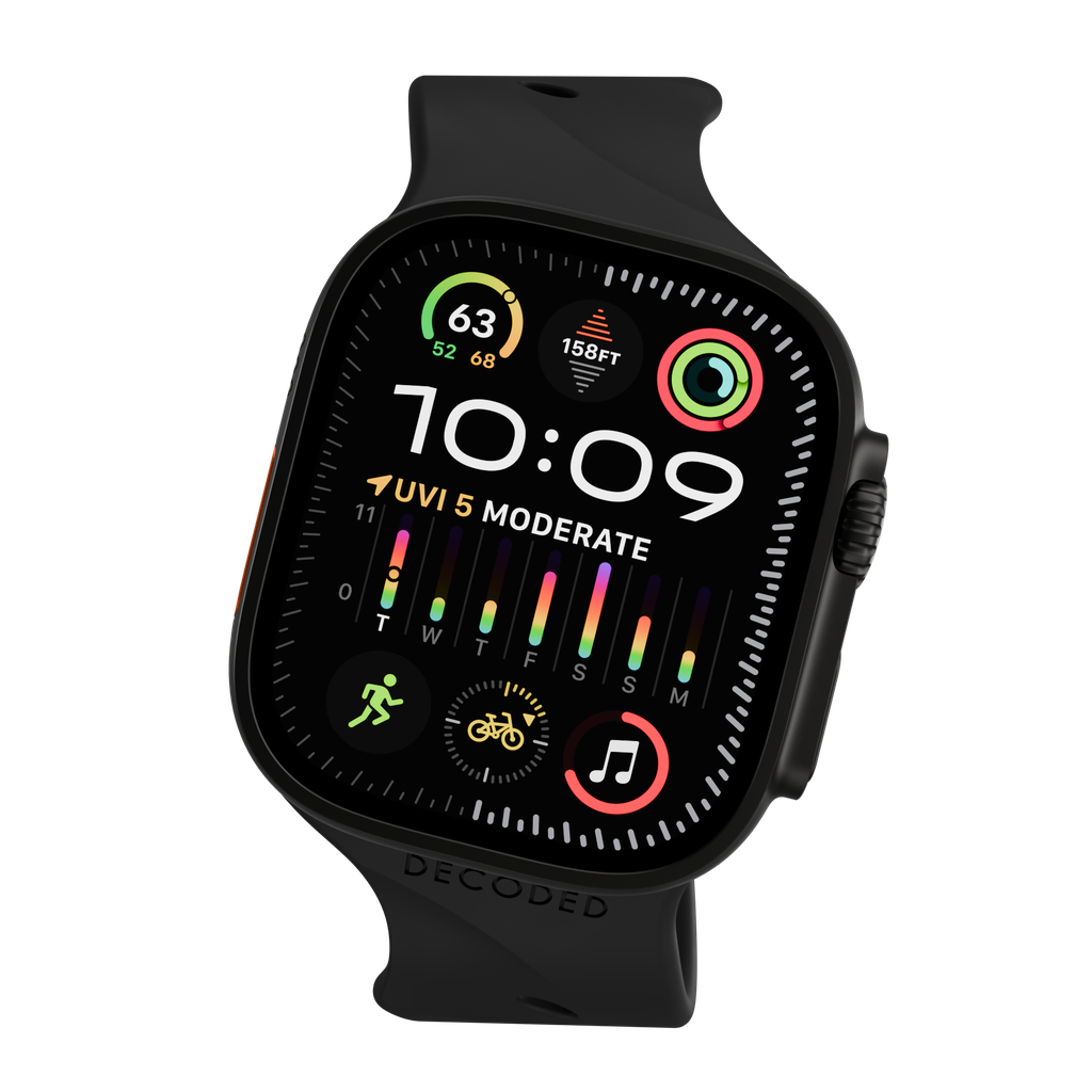 Uno smartwatch nero mostra ora, metriche di attività e dati sanitari. Ha un cinturino nero e uno schermo con varie icone e numeri.