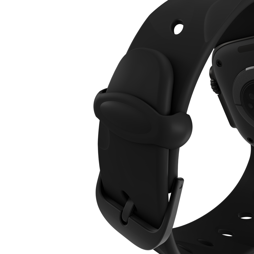 Primo piano del cinturino e della fibbia di uno smartwatch nero su sfondo nero. I dettagli includono perno e chiusura.