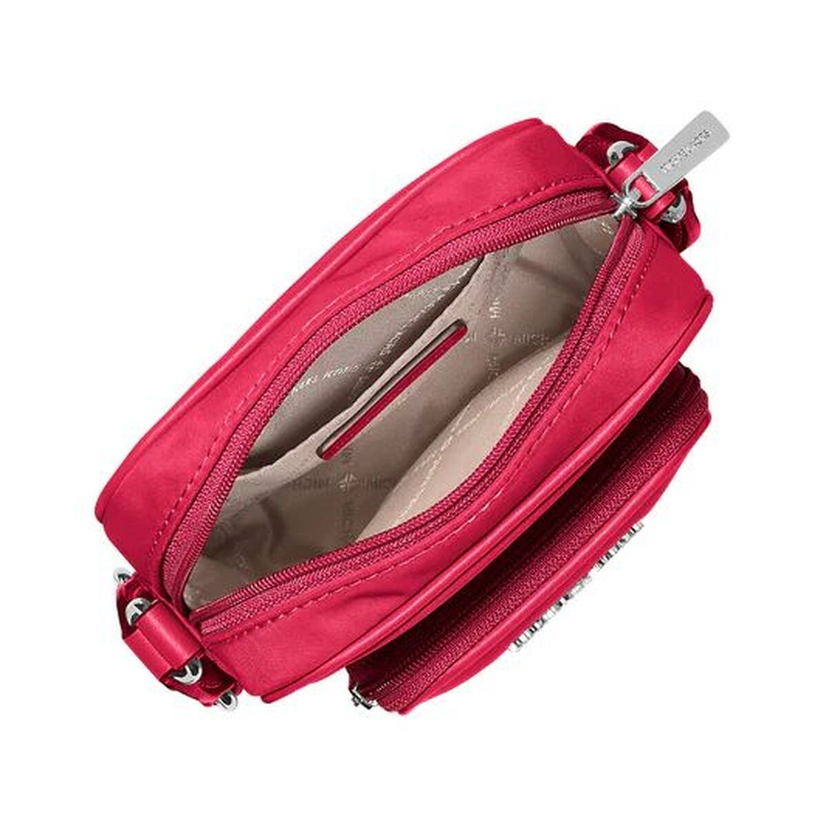 Offene rote Handtasche mit silbernem Reißverschluss. Beige Innenausstattung. Markenetikett sichtbar. Die Tasche ist vor weißem Hintergrund.