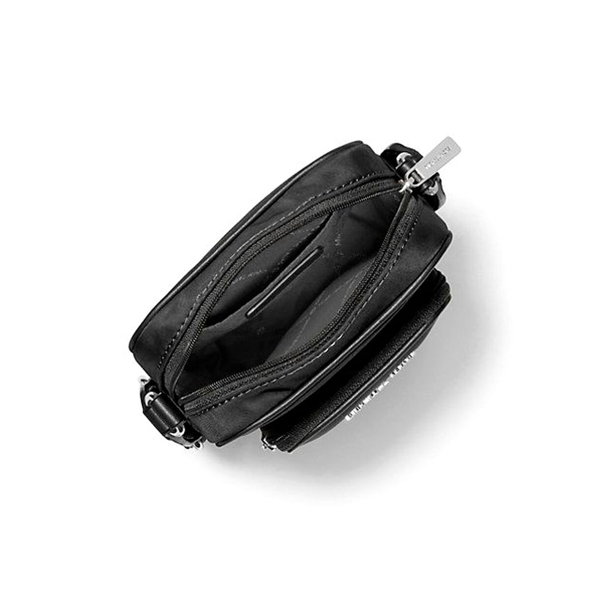 Schwarze Umhängetasche auf weißem Hintergrund. Die Tasche ist offen und zeigt das Innere. Ein silbernes Etikett ist am Reißverschluss befestigt.