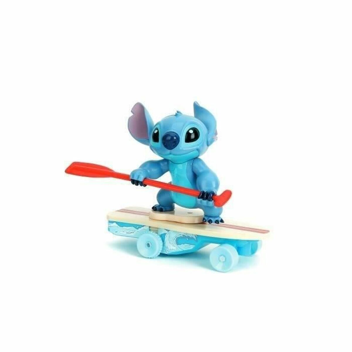 Stitch-Spielzeug auf einem Skateboard mit Paddel. Stitch ist blau, das Paddel rot, und das Skateboard hellblau und beige.