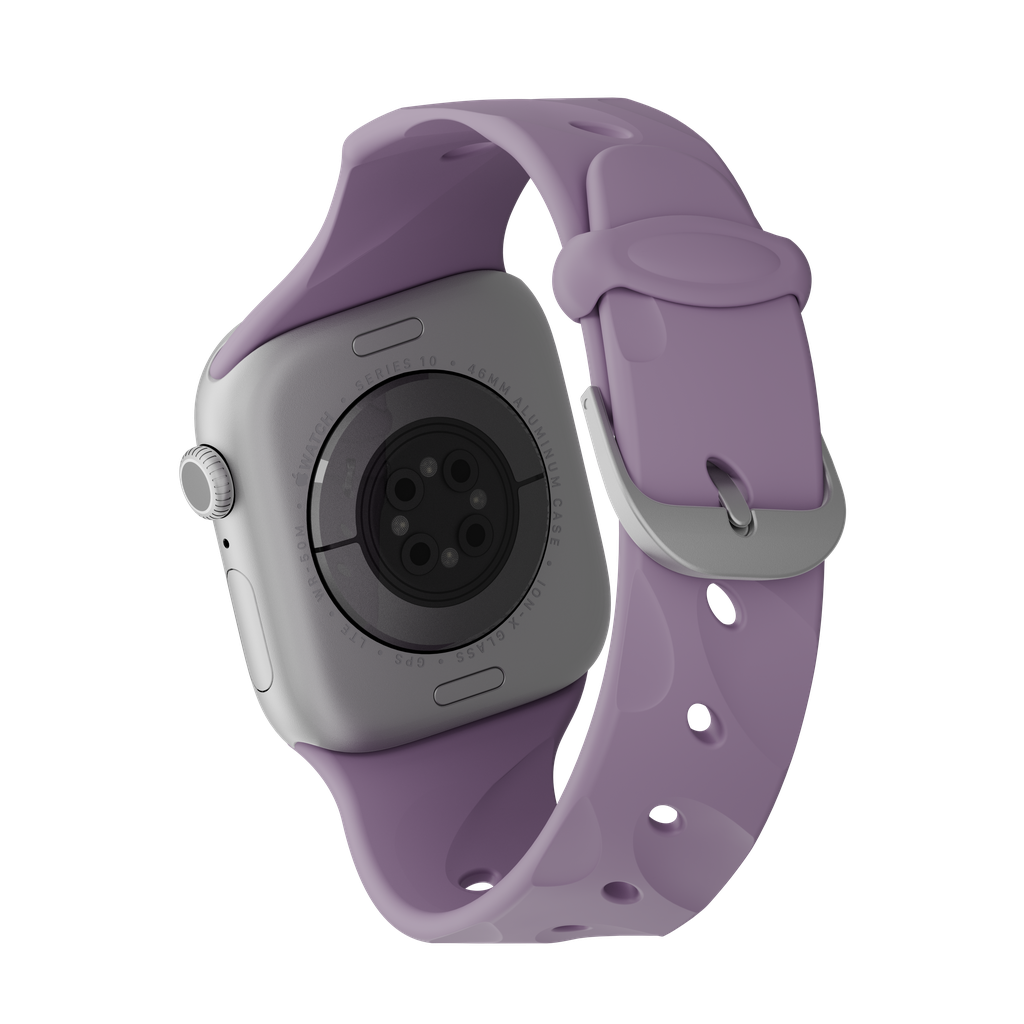 Vista ravvicinata di uno smartwatch, che mostra il retro e il cinturino. L'orologio è argento con un cinturino viola e fibbia argento.