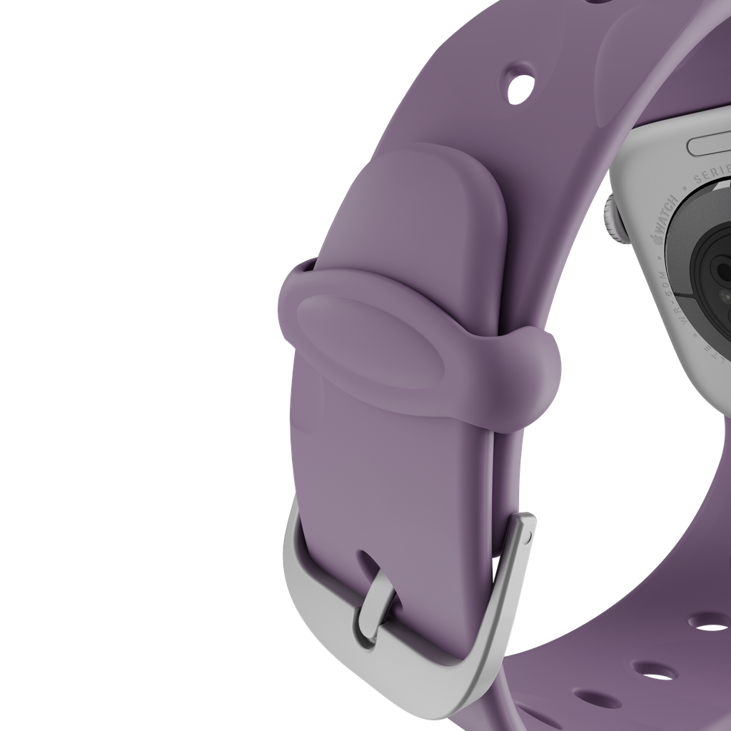 Primo piano di un cinturino Apple Watch viola, con fibbia argentata. Il retro dell'orologio è visibile. Sfondo nero.