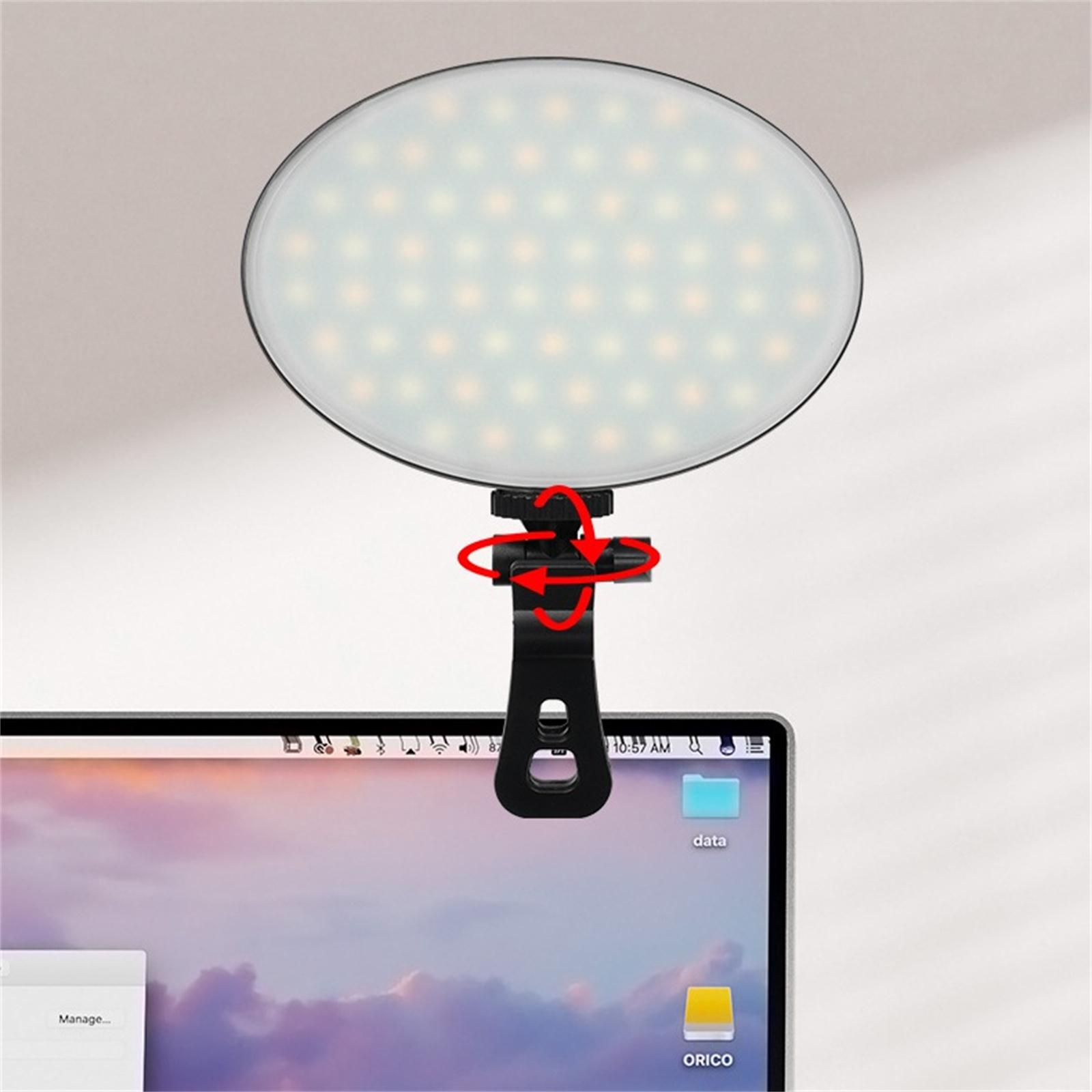 Ein Ringlicht ist an einem Laptop befestigt. Das Licht ist an und rund mit vielen kleinen Lichtern. Der Laptop ist geöffnet.
