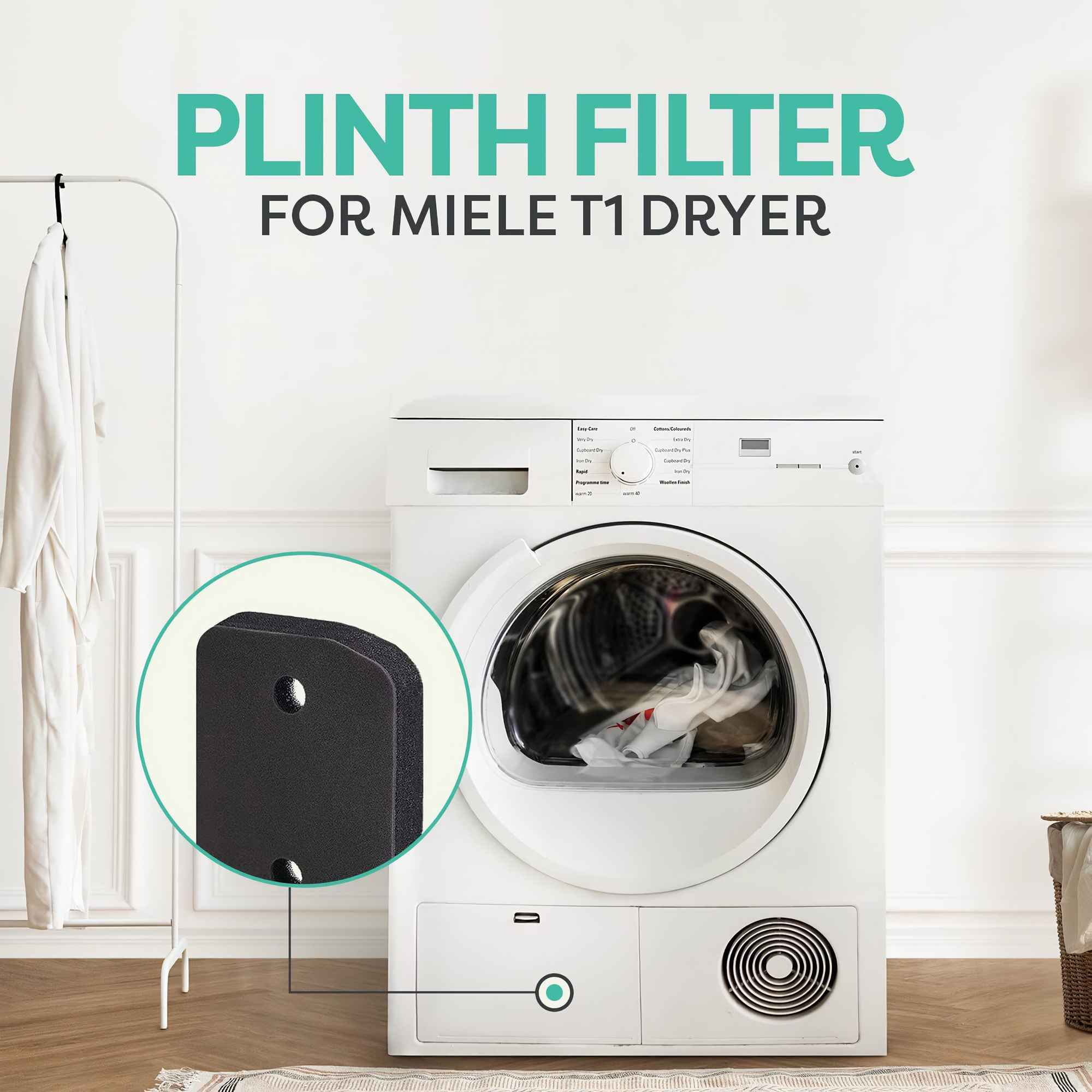 Weißer Trockner mit Filterdetail. Text lautet: Sockelfilter für Miele T1 Dryer. Kleidung auf Ständer und im Korb.