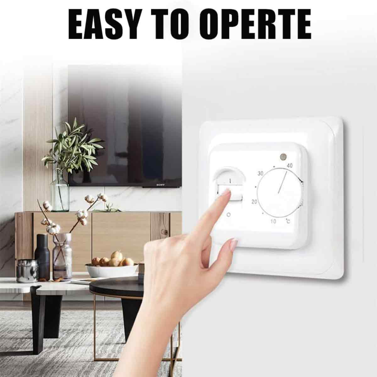Eine Hand stellt einen weißen Thermostat an der Wand ein. Der Hintergrund zeigt ein Wohnzimmer mit Möbeln und einem Fernseher.