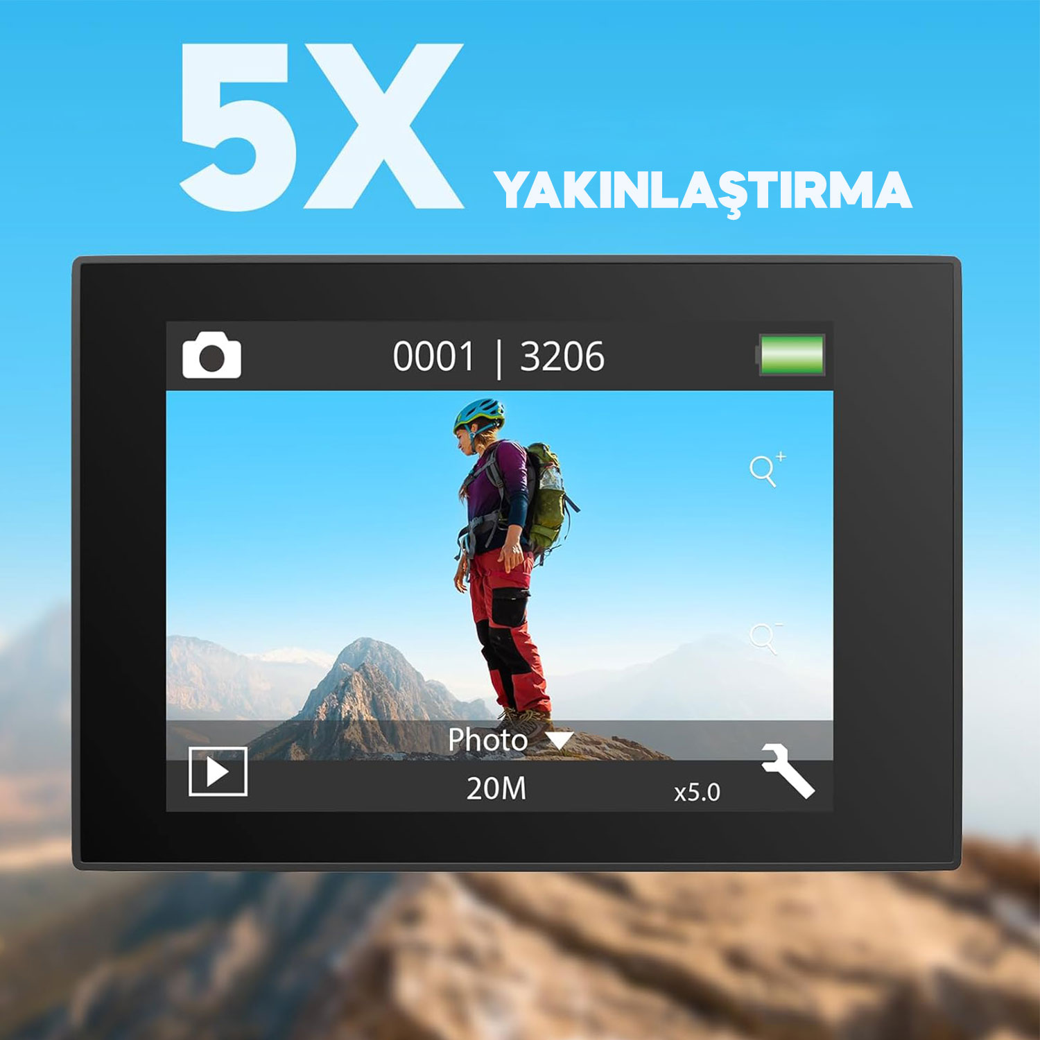 Bir kamera ekranı, dağda bir yürüyüşçüyü gösteriyor. Bilgi: fotoğraf, 20M, 5x yakınlaştırma. Üst: 5X yakınlaştırma. Arka plan: mavi gökyüzü ve dağlar.