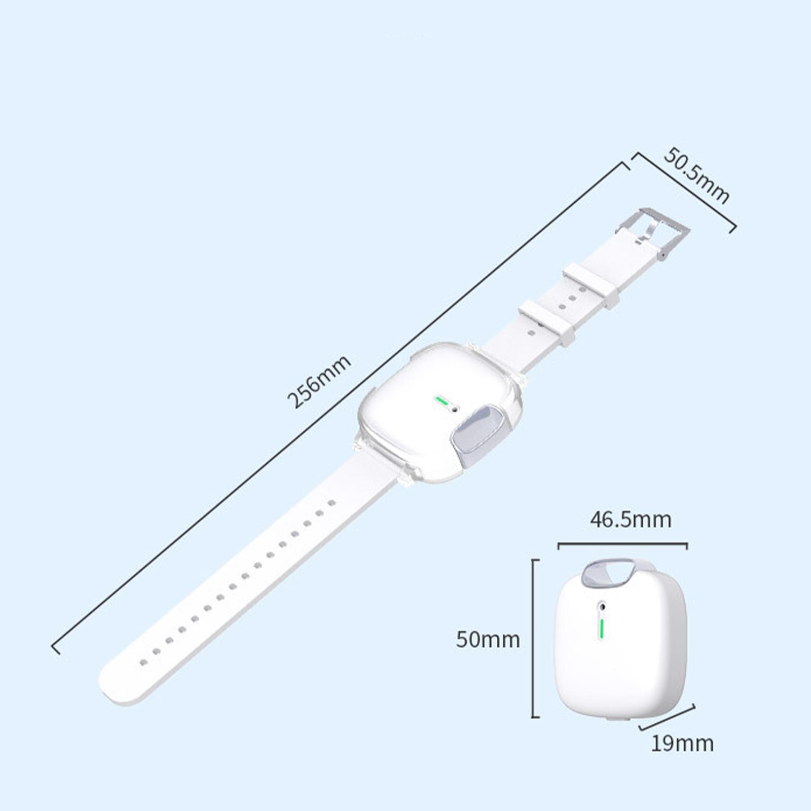 Eine weiße Smartwatch mit Maßen. Daneben ein kleineres weißes Gerät, ebenfalls mit Maßen. Beides auf hellblauem Hintergrund.