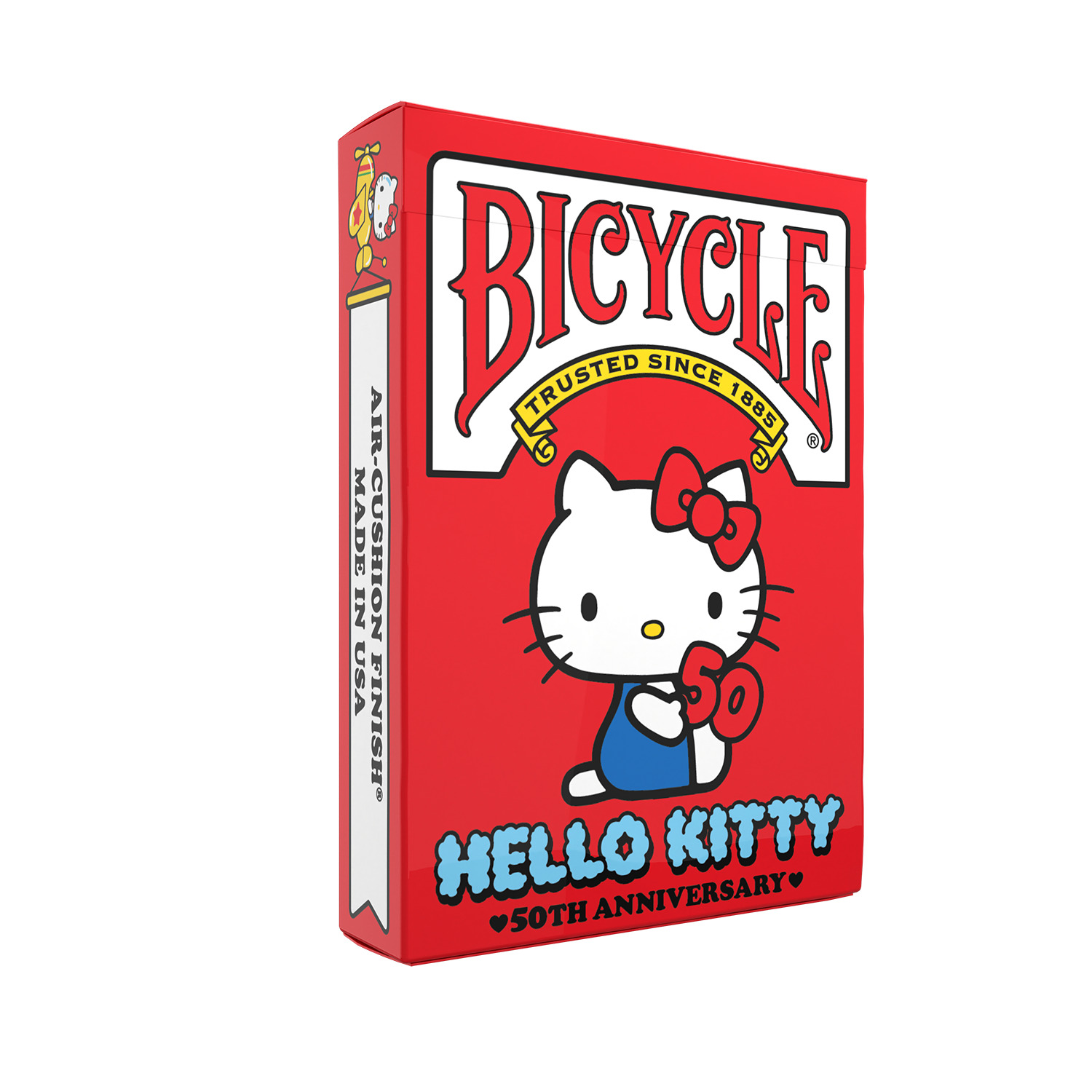 Eine rote Bicycle-Spielkartenbox mit Hello Kitty, einer roten Schleife und dem Text: 50th Anniversary. Auf der Box steht 'Made in USA'.