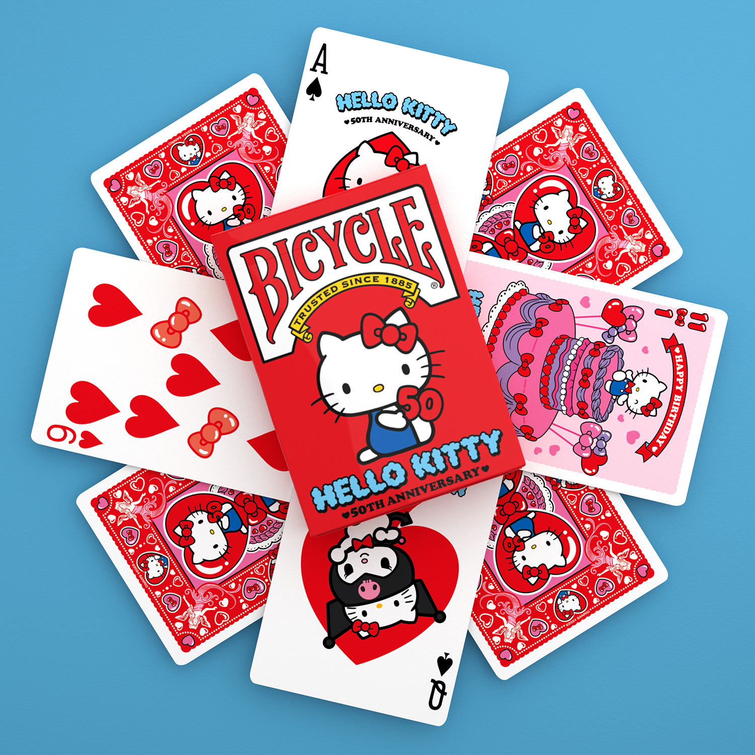 Ein Deck Hello Kitty Spielkarten. Die Karten sind ausgebreitet und zeigen die Marke Bicycle und verschiedene Kartenmotive mit Hello Kitty Designs.