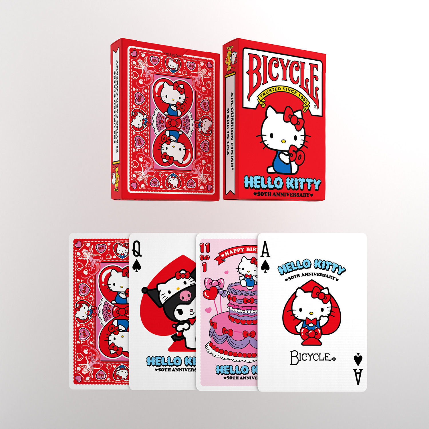 Hello Kitty 50th Anniversary Spielkarten. Rote Schachteln und Karten mit Hello Kitty-Illustrationen. Marke Bicycle.
