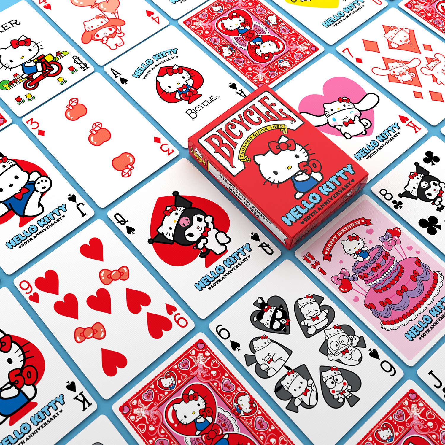 Ein Deck Hello Kitty Spielkarten. Karten zeigen verschiedene Hello Kitty Designs und Kartenfarben. Eine rote Bicycle-Box befindet sich in der Mitte.