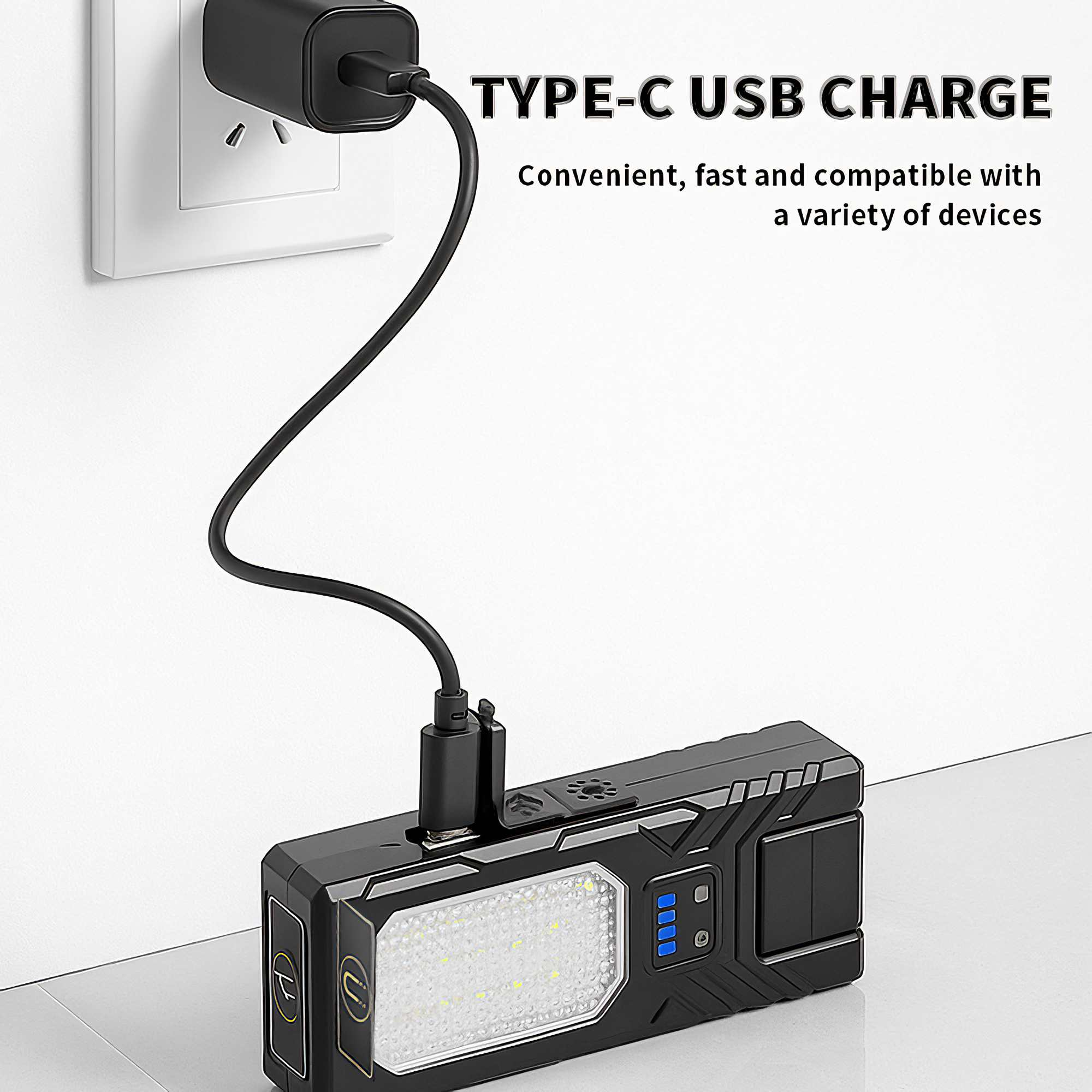 Ein schwarzes Gerät wird über ein USB-C-Kabel aufgeladen. Das Gerät ist an eine Steckdose angeschlossen. Text: TYPE-C USB CHARGE.