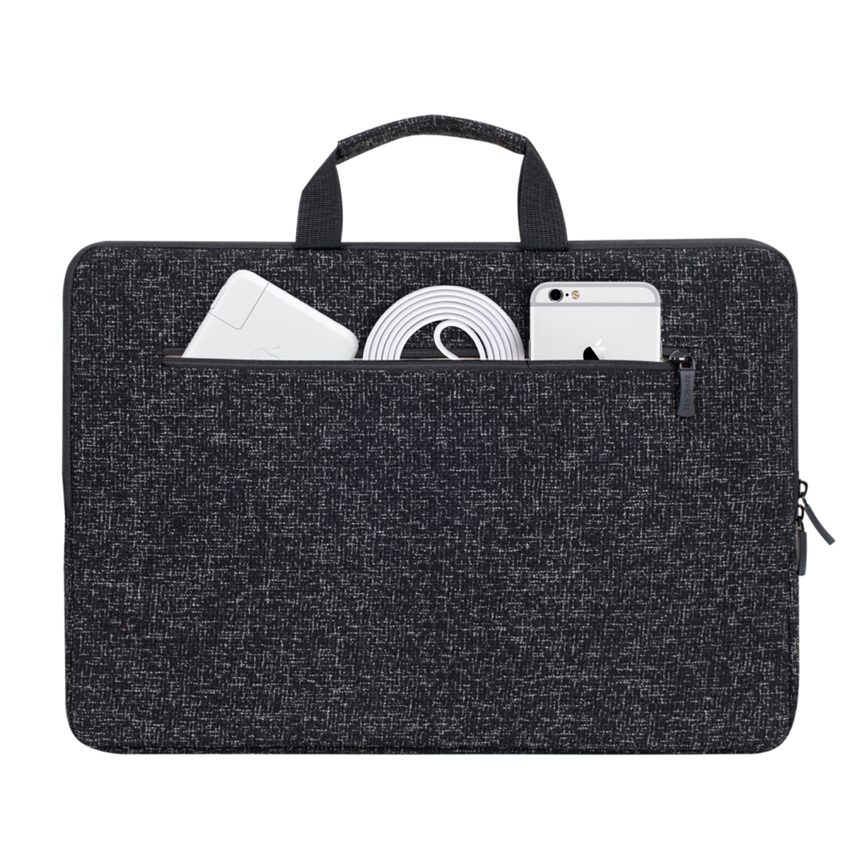 Borsa nera per laptop con manico, tasca frontale con caricatore, cavo e telefono. Cerniera laterale. Lo sfondo è bianco.