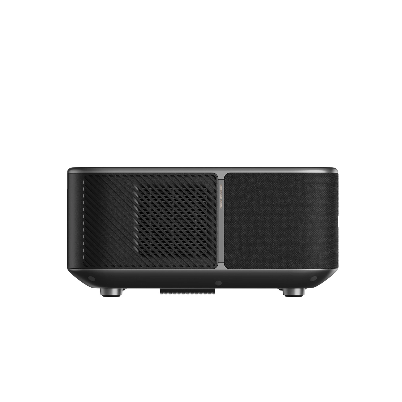 Ciemnoszary projektor na białym tle. Ma siatkowy przód, materiałowy bok i metalowe nóżki. Nazwa marki jest niewidoczna.