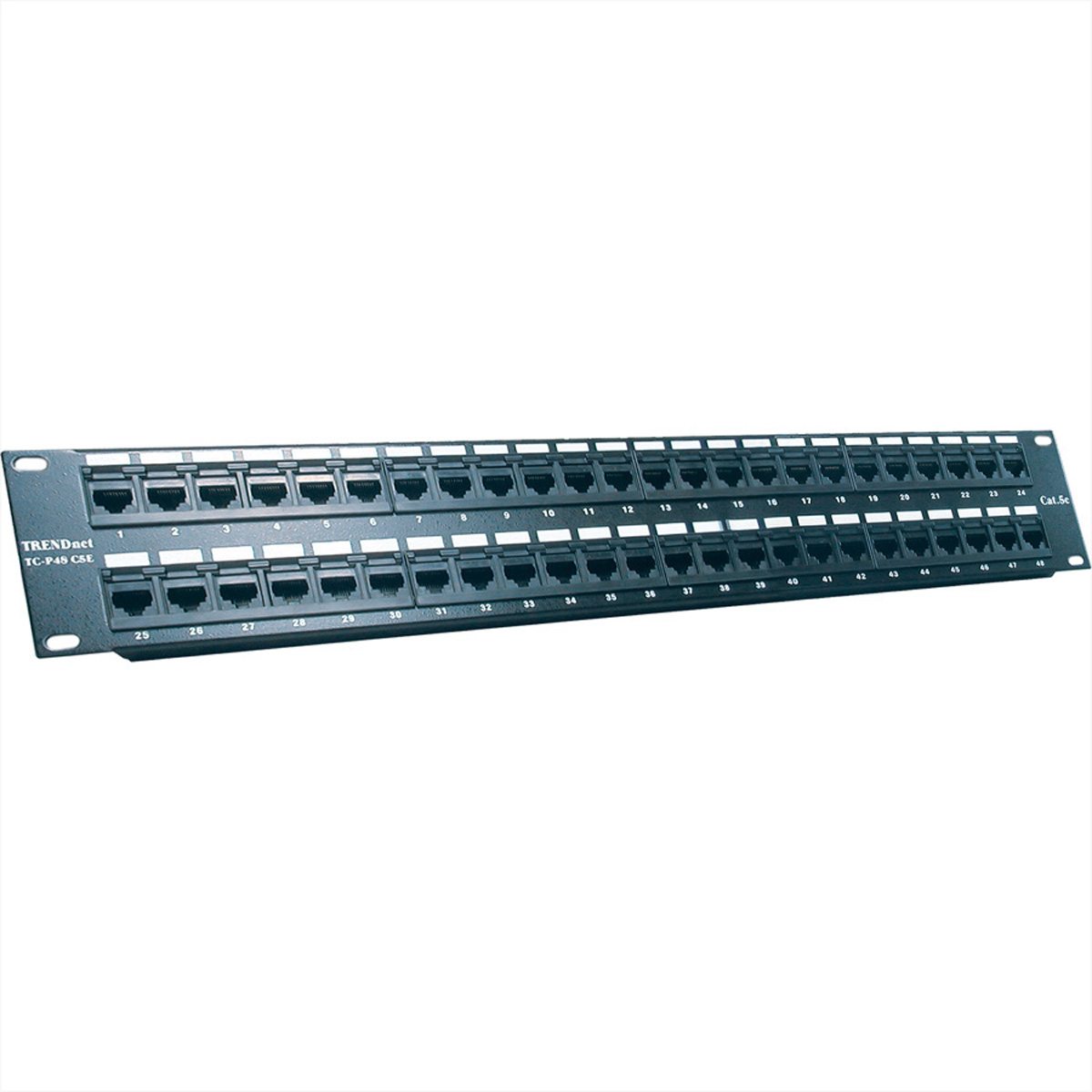 Ein schwarzes TRENDnet TC-P48 C5E Patchpanel mit 48 nummerierten Ethernet-Anschlüssen. Der Hintergrund ist weiß.