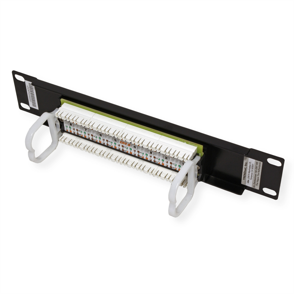 Schwarzes Netzwerk-Patchpanel mit weißen Steckern und Etiketten, zwei weißen Kabelmanagementarmen, auf weißem Hintergrund.
