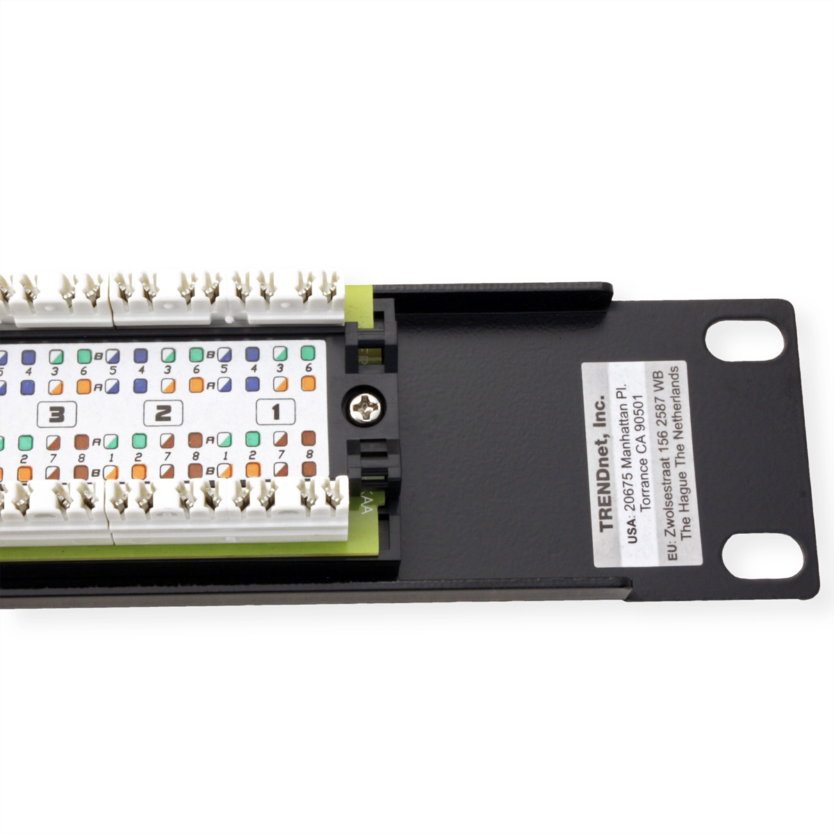 Nahaufnahme eines schwarzen TRENDnet-Patchpanels mit nummerierten Anschlüssen und Etiketten. Weiße Anschlüsse und Schrauben sind sichtbar.
