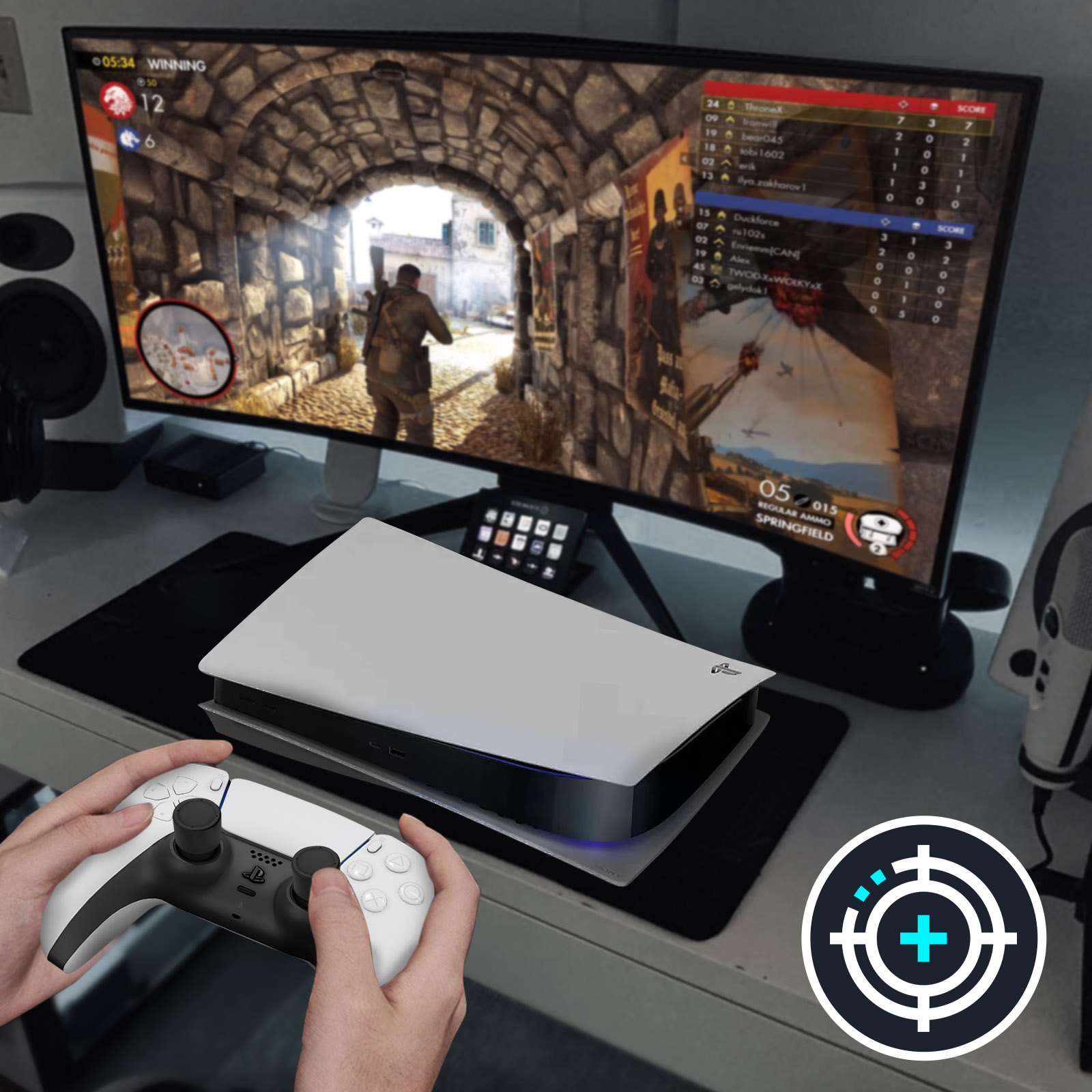 Eine Person hält einen schwarz-weißen Gamecontroller. Auf einem Monitor wird ein Spiel angezeigt. Eine PlayStation 5 steht auf dem Schreibtisch.