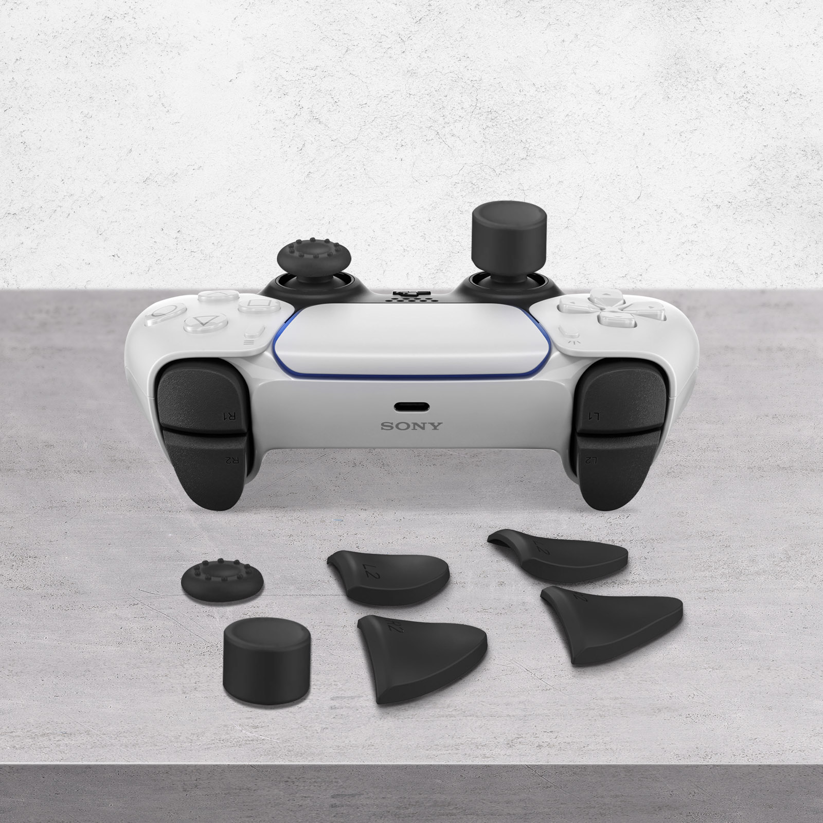 Weißer PlayStation 5-Controller mit schwarzen Knöpfen und Thumbsticks. Ersatzteile darunter. Der Hintergrund ist weiß.