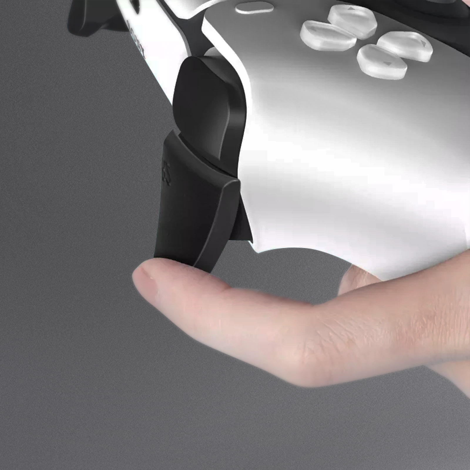 Hand, die einen weiß-schwarzen Gamecontroller hält, Finger auf einem schwarzen Auslöser. Grauer Hintergrund.