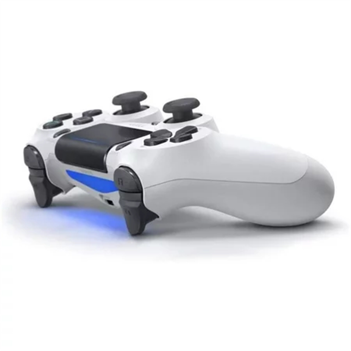 Ein weiß-schwarzer Playstation-Controller. Er hat Knöpfe, Joysticks und ein Touchpad. Ein blaues Licht leuchtet von unten.