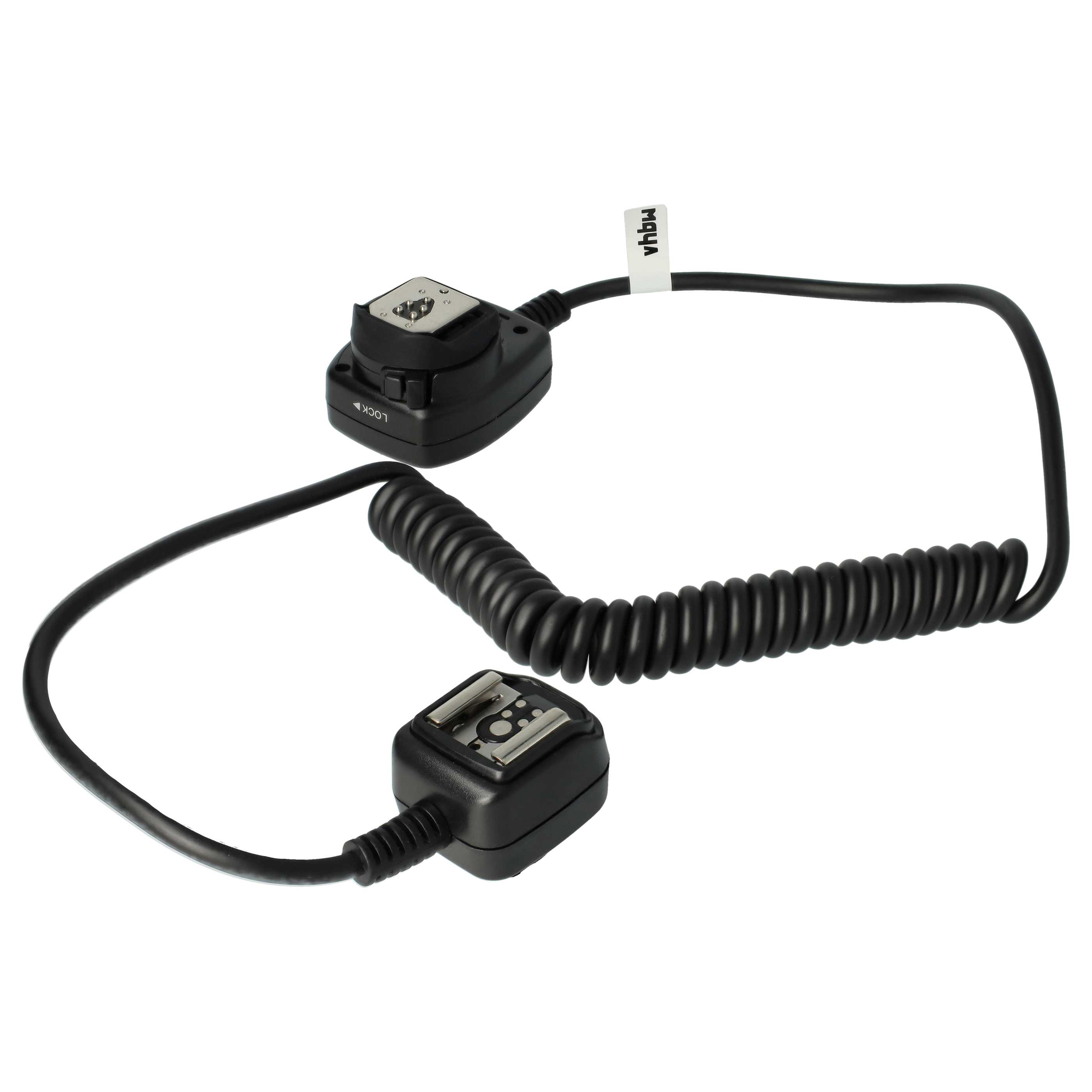 Ein schwarzes Blitzsynchronkabel mit zwei Steckern. Ein Stecker hat ein Etikett. Der Hintergrund ist weiß.