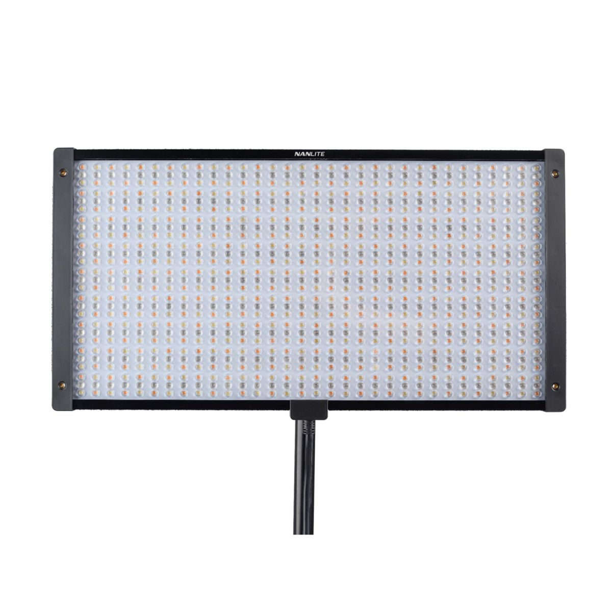 Ein rechteckiges LED-Lichtpanel mit der Marke NANLITE oben. Es hat einen schwarzen Rahmen und einen Ständer unten.