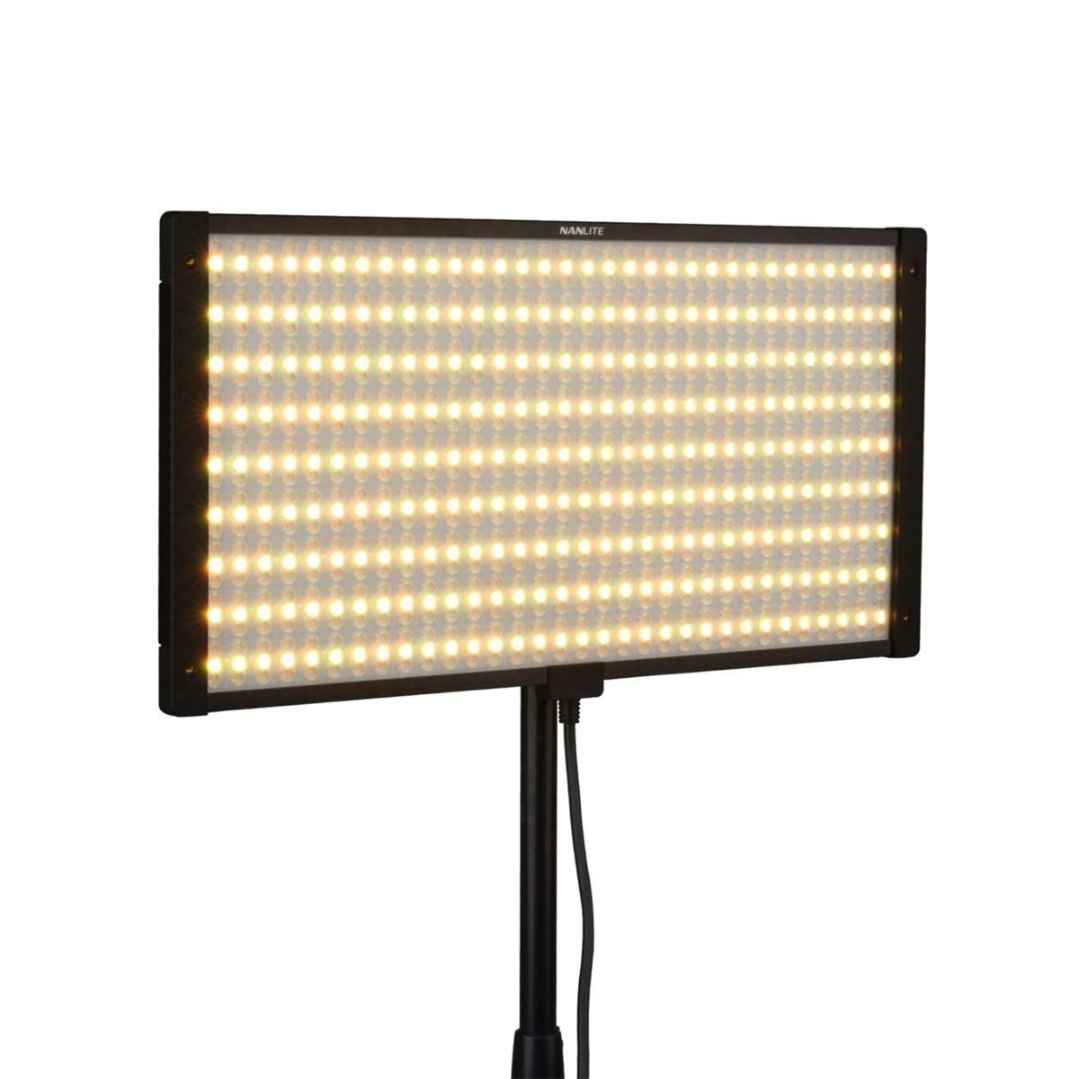Ein rechteckiges Nanlite LED-Panel-Licht auf einem Ständer. Das Panel ist mit kleinen, hellen Lichtern gefüllt. Ein schwarzer Ständer stützt es.