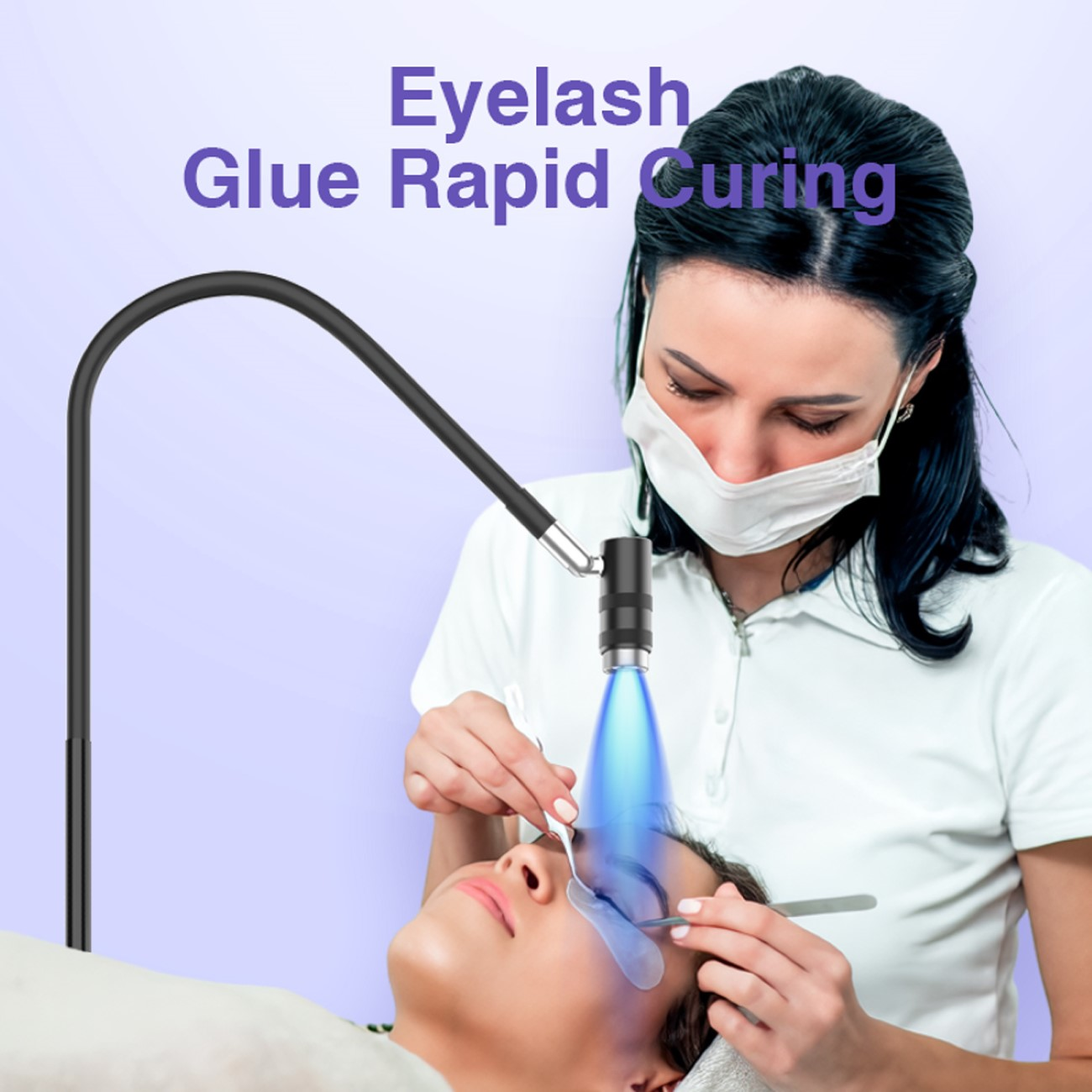 Eine Frau trägt einer Kundin Wimpern auf. Ein blaues Licht härtet den Kleber. Die Szene spielt in einem Schönheitssalon.