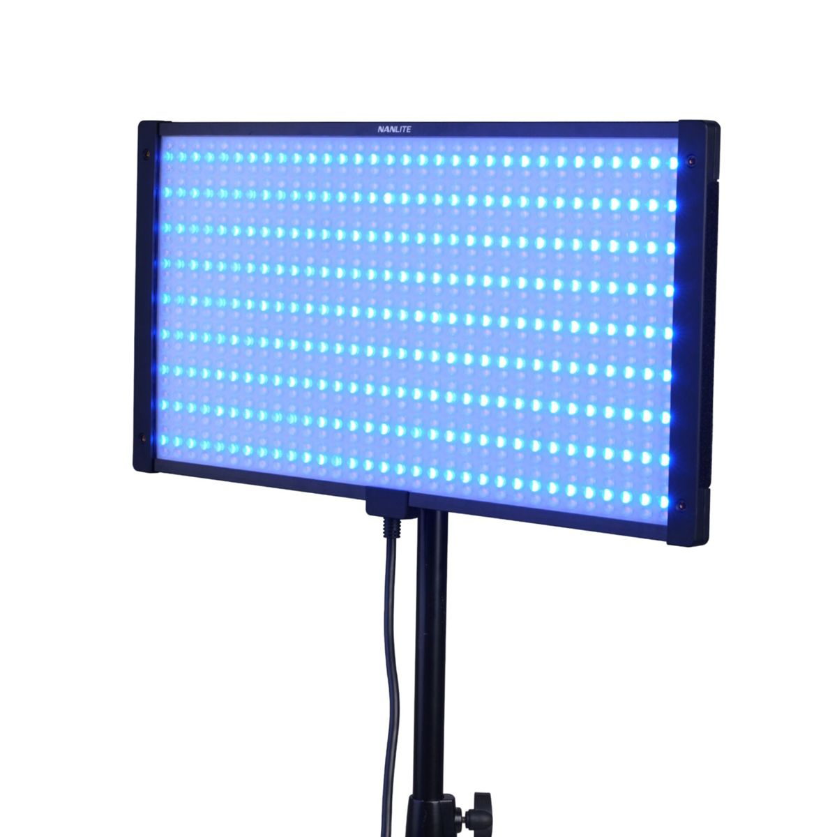 Ein rechteckiges Nanlite LED-Lichtpanel mit blauen Lichtern auf einem schwarzen Ständer. Das Panel ist eingeschaltet und leuchtet.