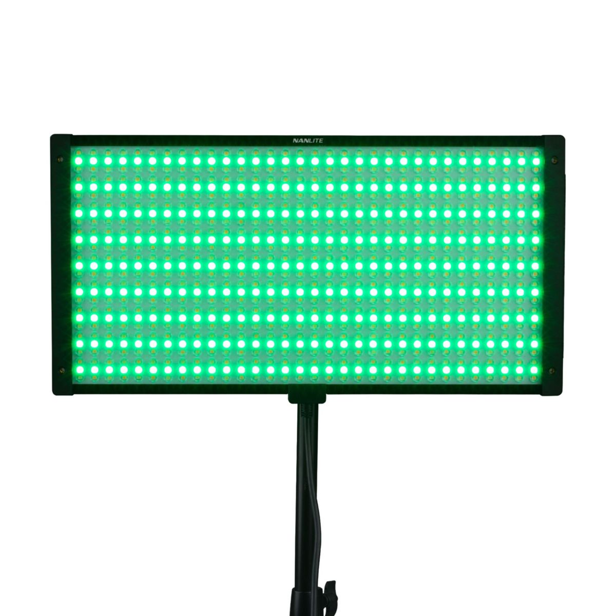 Ein rechteckiges grünes LED-Lichtpanel mit der Marke Nanlite, montiert auf einem schwarzen Ständer, emittiert hellgrünes Licht.