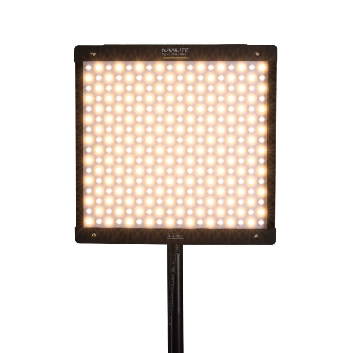 Ein quadratisches LED-Leuchtpanel, Marke 'NANLITE PavoSlim 60B'. Es hat viele kleine, helle, warmtonige LEDs. Darunter ein schwarzer Ständer.
