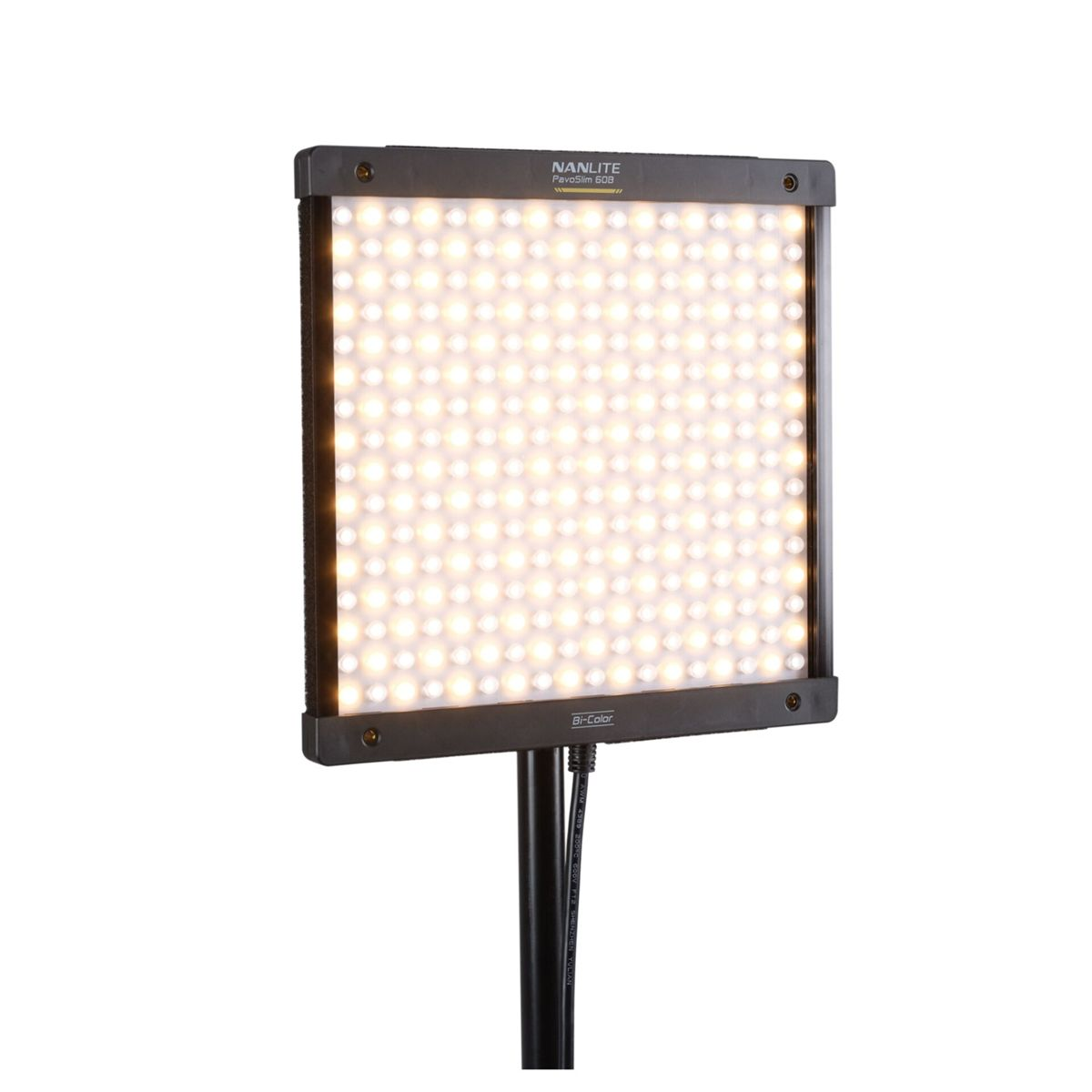 Ein quadratisches LED-Panel-Licht mit dem Markennamen 'NANLITE' ist auf einem schwarzen Ständer montiert. Das Licht ist eingeschaltet.