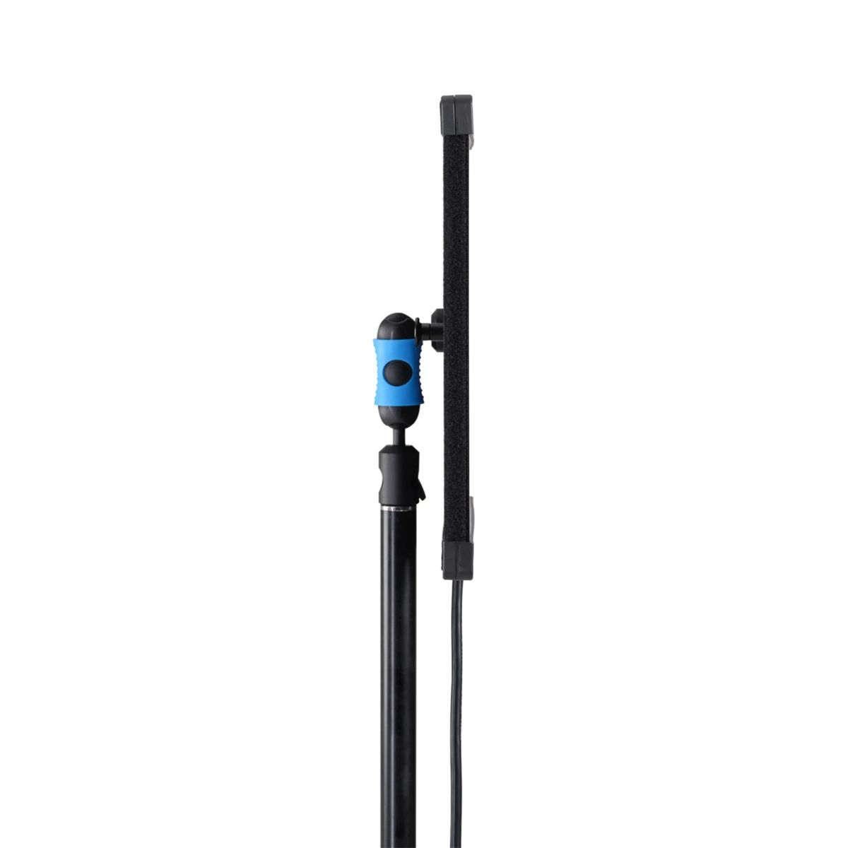 Ein schwarzer Ständer mit einem blauen Mikrofonhalter und einem schwarzen Kabel, das an einem schwarzen Stoff befestigt ist. Weißer Hintergrund.