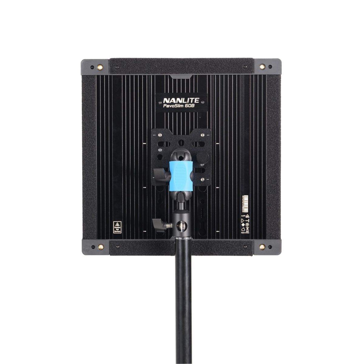 Schwarzes Nanlite PavoSlim 60B LED-Panel auf einem Ständer, mit blauer und schwarzer Montagehardware.