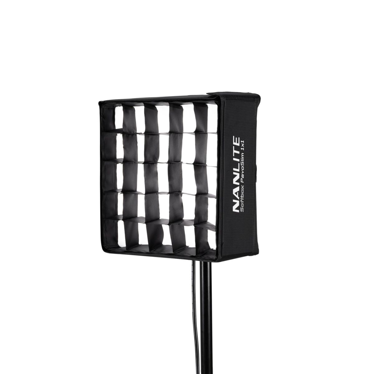 Ein Nanlite-Softbox auf einem Ständer. Es hat eine gitterartige Struktur. Die Softbox ist schwarz mit weißem Innenraum und dem Markennamen.