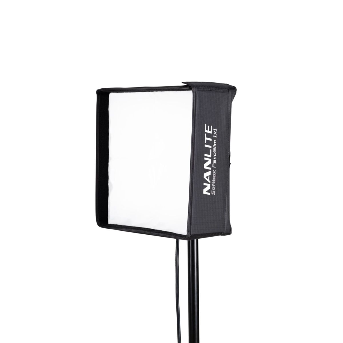 Eine Nanlite-Softbox steht auf einem schwarzen Ständer. Die Softbox ist weiß und schwarz, mit dem Nanlite-Logo an der Seite.