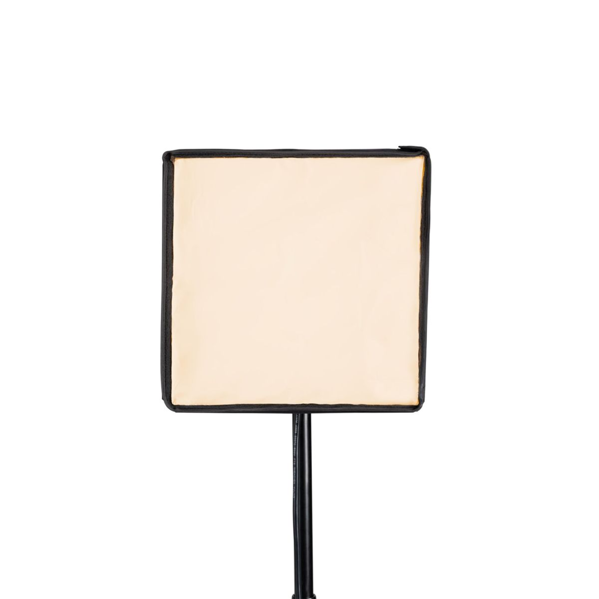 Ein quadratischer, cremefarbener Softbox mit schwarzem Rand, montiert auf einem schwarzen Ständer, vor weißem Hintergrund.