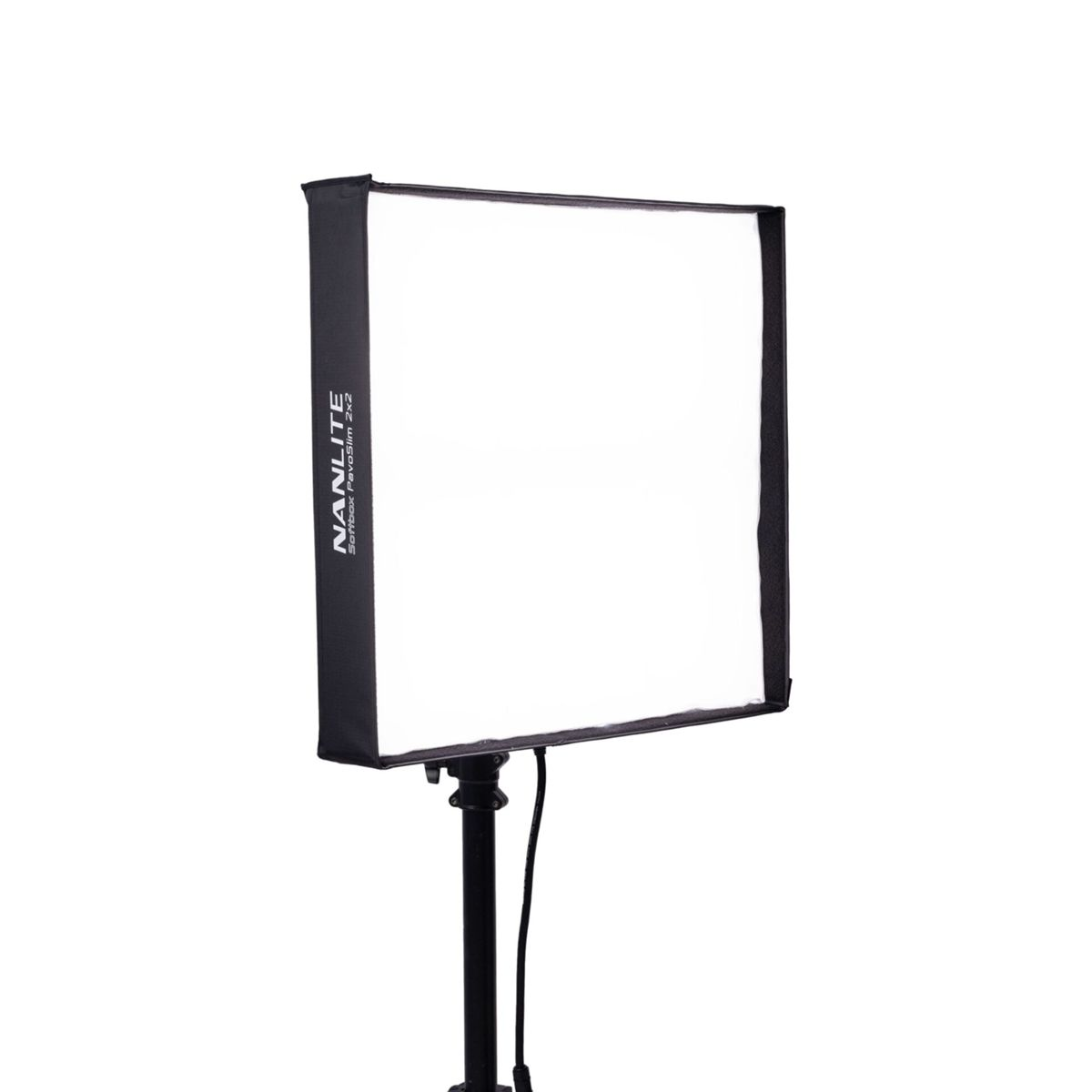 Una luce softbox su un supporto nero. La softbox è quadrata, bianca all'interno, nera all'esterno, con il marchio Nanlite.