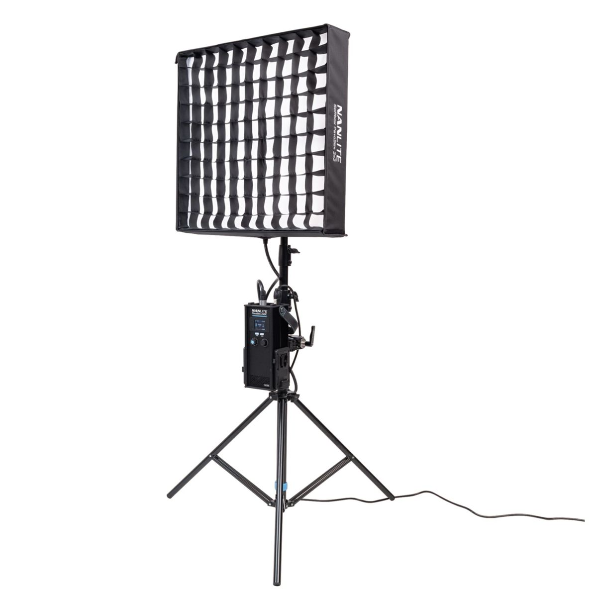 Un pannello luminoso a LED Nanlite con una griglia, montato su un treppiede. La luce è in bianco e nero, con un cavo di alimentazione.