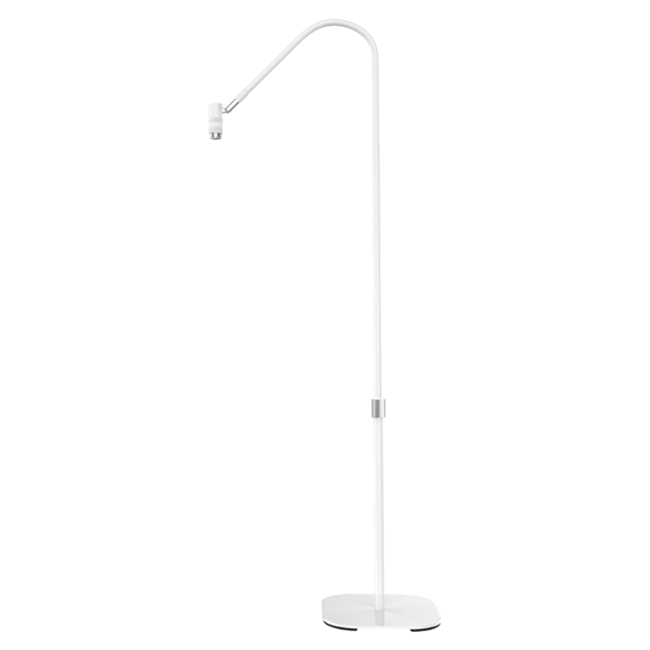Eine weiße, moderne Stehlampe. Sie hat eine gebogene Oberseite und einen quadratischen Fuß. Die Lampe steht vor weißem Hintergrund.