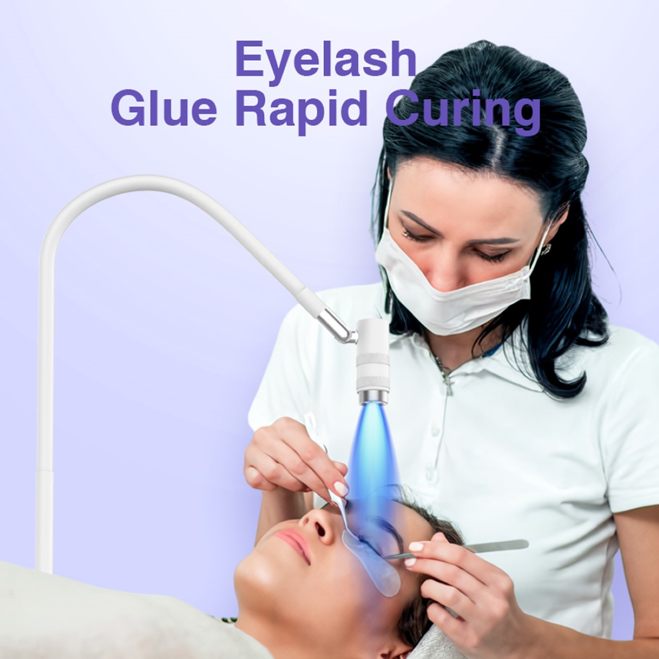 Technikerin verwendet blaue Lichtvorrichtung auf Wimpern. Kunde hat Augenpads. Text: Eyelash Glue Rapid Curing.