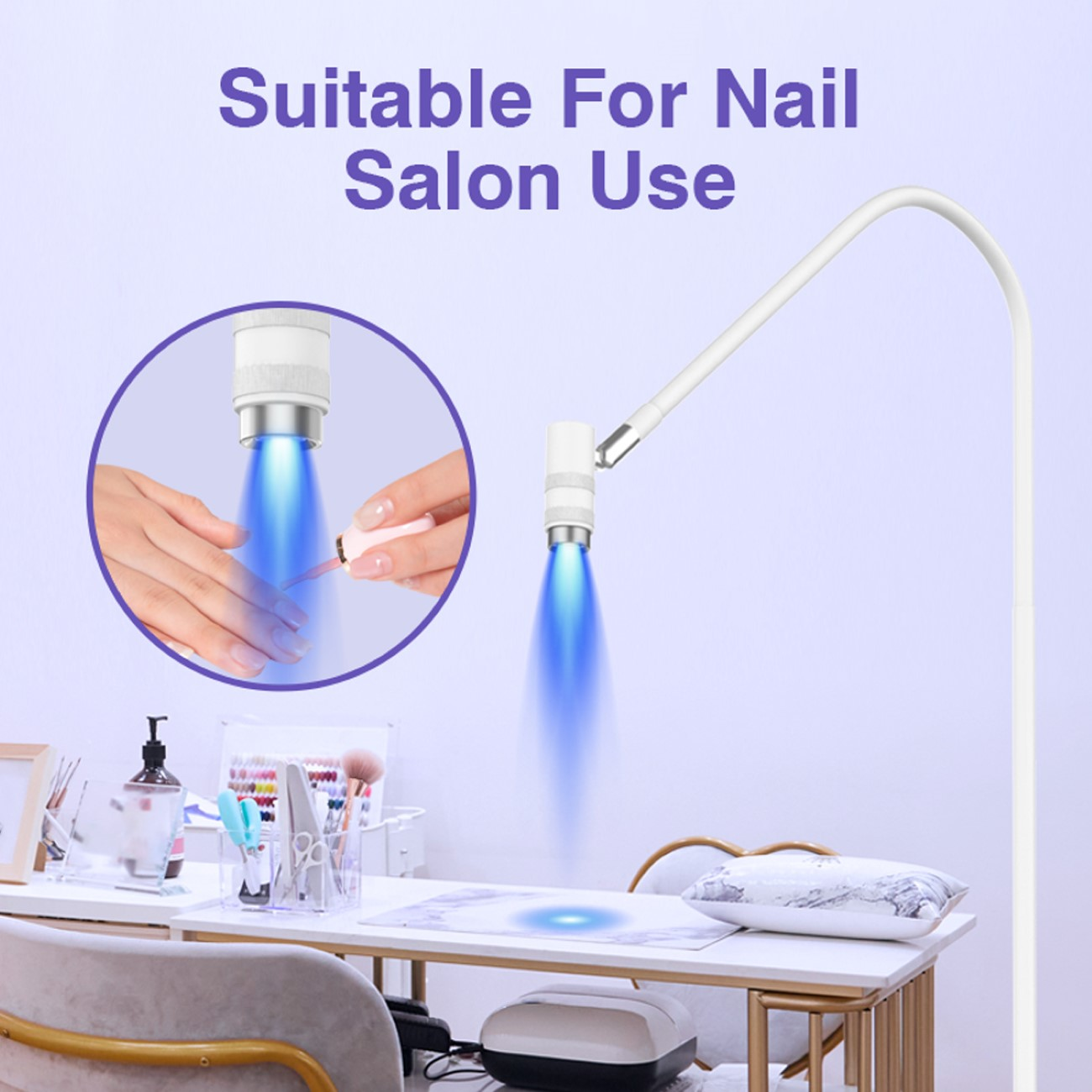 Nagelstudio-Setup. Eine Lampe strahlt blaues Licht aus. Eine Hand wird behandelt. Salon-Ausrüstung steht auf dem weißen Tisch. Text: Geeignet für den Nagelstudio-Gebrauch