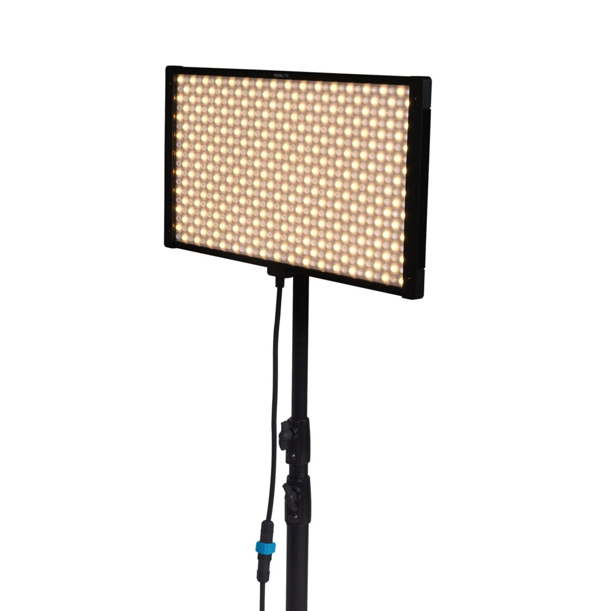 Un panneau lumineux LED rectangulaire avec de nombreuses petites lumières est monté sur un pied noir, avec câble et connecteurs visibles.