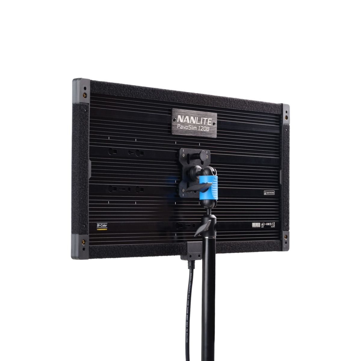 Panneau LED noir Nanlite PavoSlim 120B sur pied. Il possède un support bleu. Le fond est blanc.