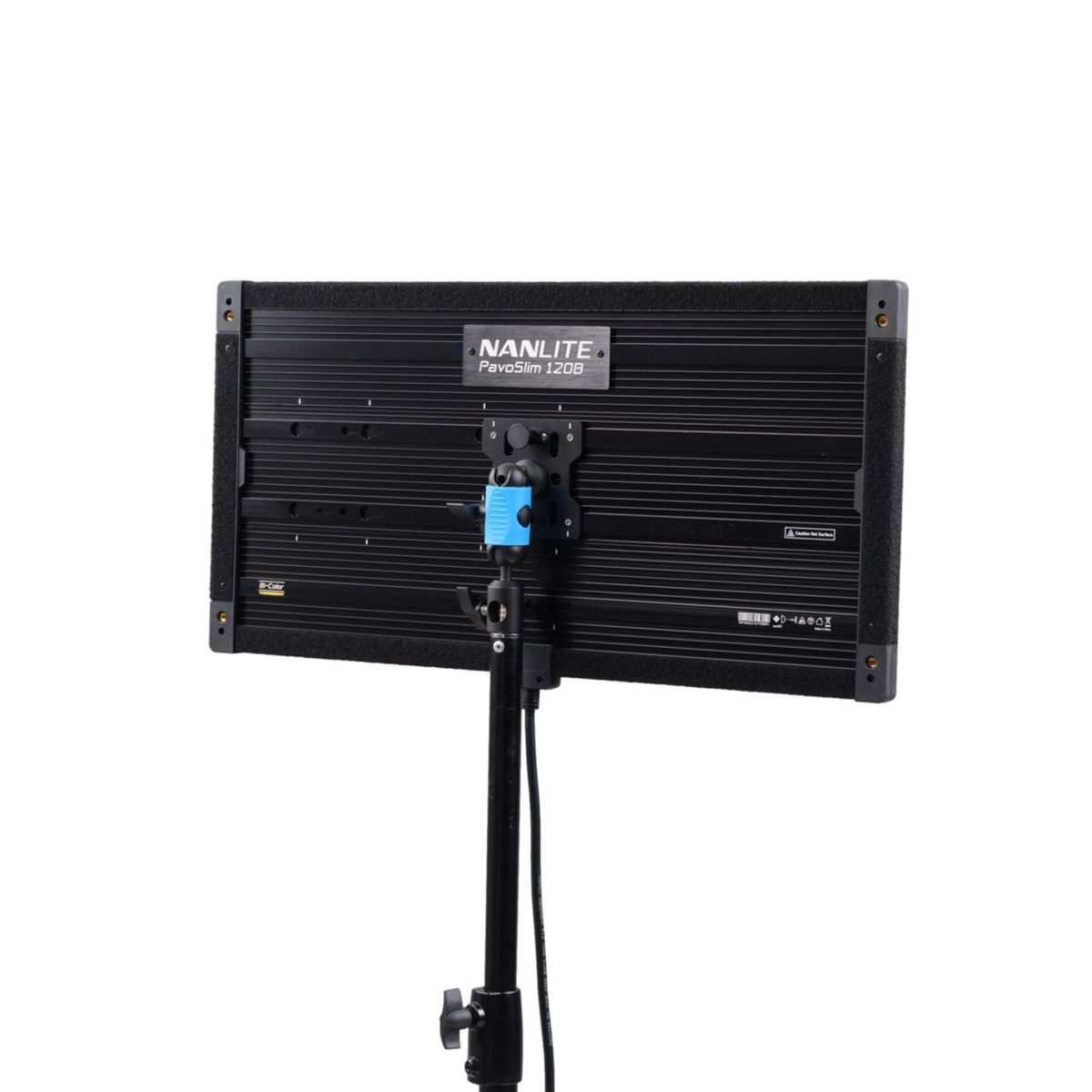 Un panneau LED Nanlite PavoSlim 120B est monté sur un pied noir. Le panneau est noir avec un support bleu et fond blanc.